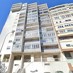 Wonderful Shared In Alfornelos - Near Metro! Maison d'hôtes